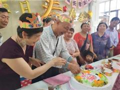 广安居家养老社工组织金荷幼儿园小朋友为18名长者集体庆祝生日